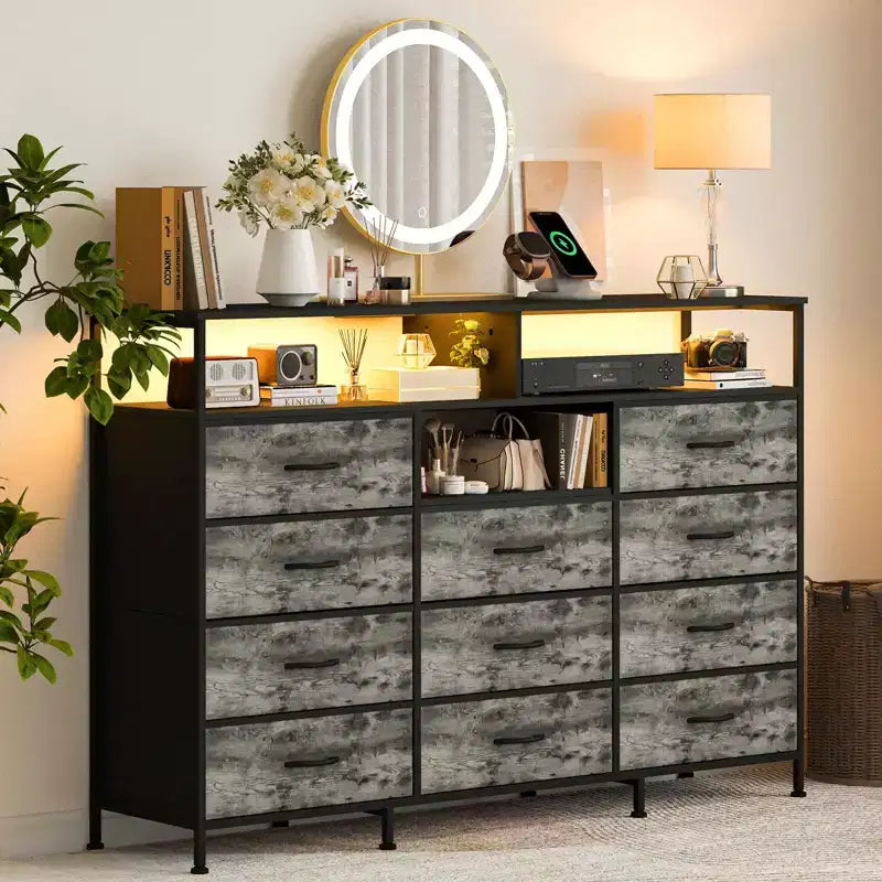 Cassettiera in Tessuto a 11 Cassetti con Luci e Stazione di Ricarica, Comò con Ripiano in Legno e Ripiani Aperti, Organizzatore di Archiviazione per Camera da Letto